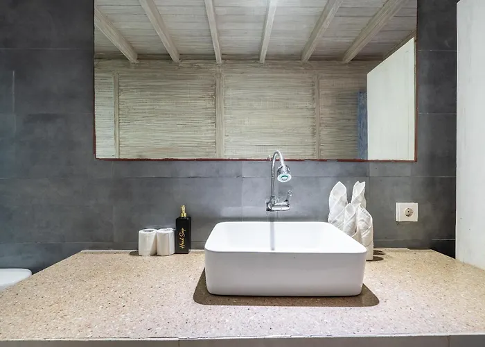 Mesari Hut7 - Just 3 Minutes Walk To The - La Plancha * Seminyak